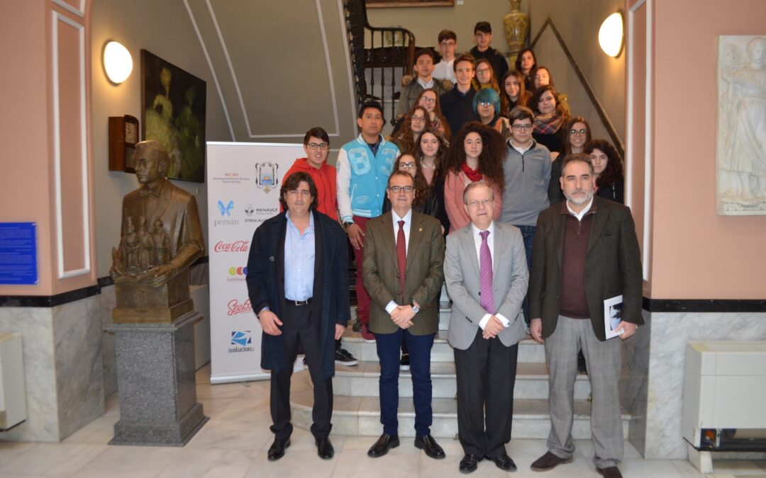 Los alumnos del I.E.S. Pino Montano de Sevilla, en un proyecto coordinado y dirigido por el profesor Fernando Rivero García, han donado al Ateneo una serie de películas