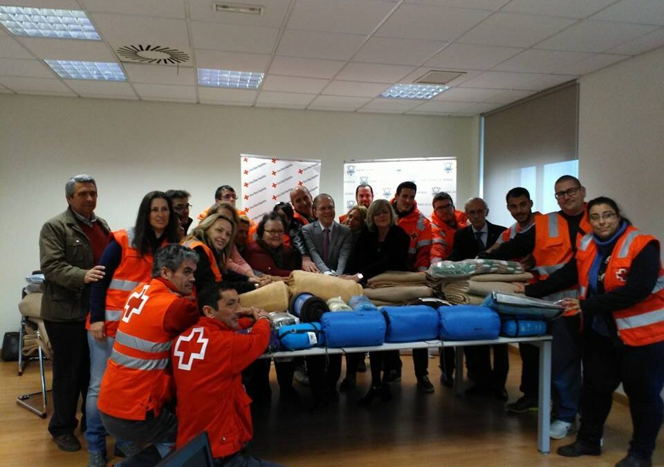 El Presidente del Ateneo de Sevilla, Alberto Máximo Pérez Calero, y la Presidenta de Cruz Roja Española en Sevilla, Amalia Gómez, han unido sus fuerzas para poder llevar mantas a personas necesitadas en este acto de entrega de mantas y sacos