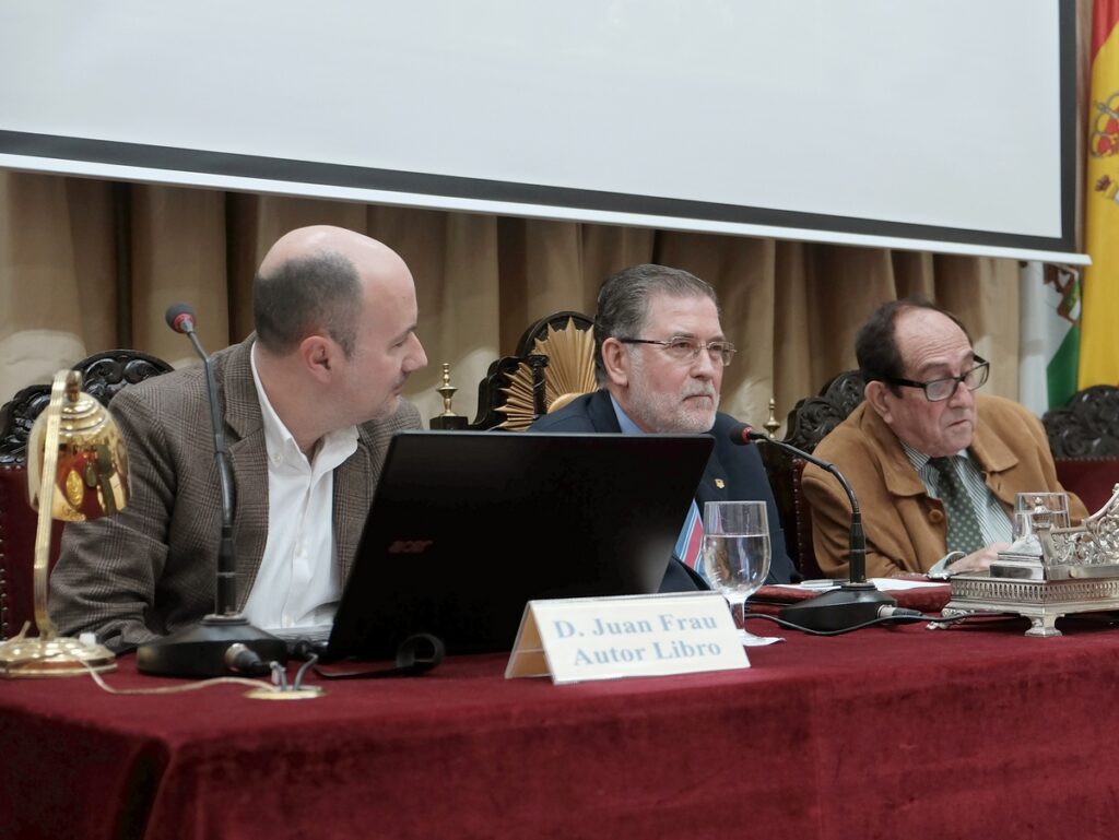 El Catedrático Gerardo Pérez Calero entre el autor del libro y el presentador del autor