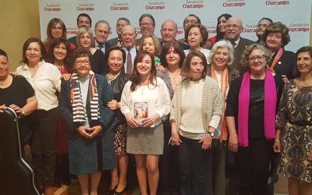 La Tertulia La Literata ha presentado en la Fundación Cruzcampo su tercer volumen de relatos, “Viajes de puños y letra”. La obra contiene menciones al Ateneo de Sevilla