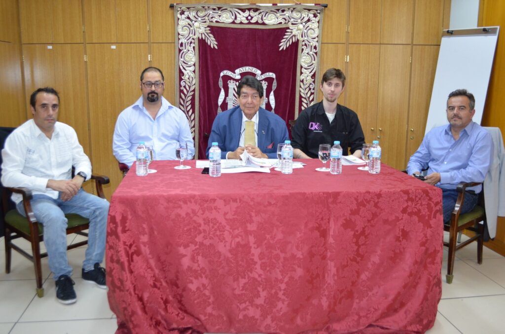 Norberto González (Investigador de delitos tecnológicos), Salvador Gamero (autor de libro), Ángel A. Núñez (Tesorero del Ateneo), Jorge Coronado (vocal Asociación Peritos Tecnológicos de Andalucía) y Juan Torres Ibáñez (Vicedecano Colegio Prof. Ingeniero
