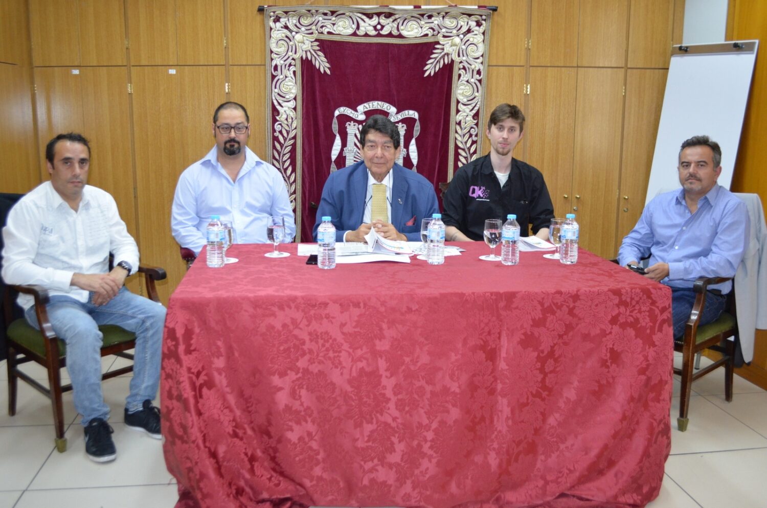 Norberto González (Investigador de delitos tecnológicos), Salvador Gamero  (autor de libro), Ángel A. Núñez (Tesorero del Ateneo), Jorge Coronado (vocal Asociación Peritos Tecnológicos de Andalucía) y Juan Torres Ibáñez (Vicedecano Colegio Prof. Ingeniero