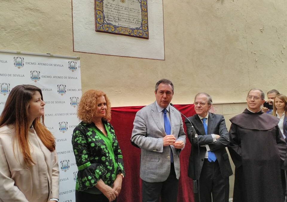 Imágenes del descubrimiento del azulejo conmemorativo de la salida de la 1ª Cabalgata de Reyes Magos el 5 de enero de 1918
