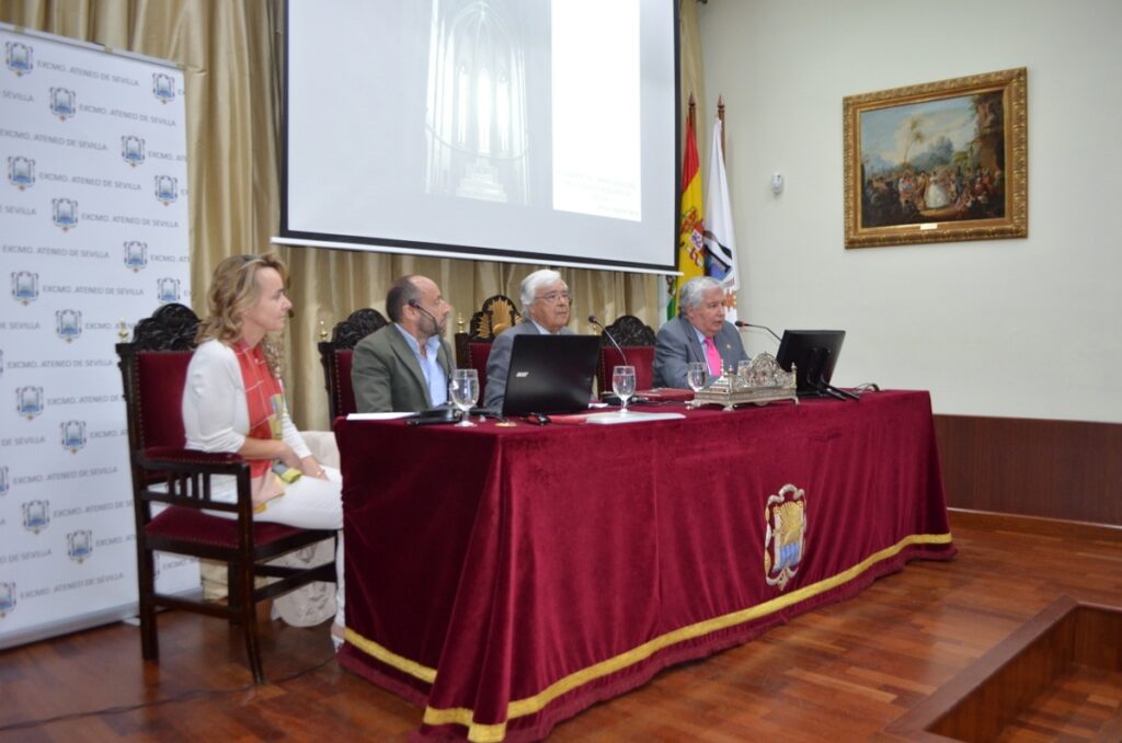La conferencia sobre Arte y Arquitectura tuvo lugar en el Salón de Actos de la institución