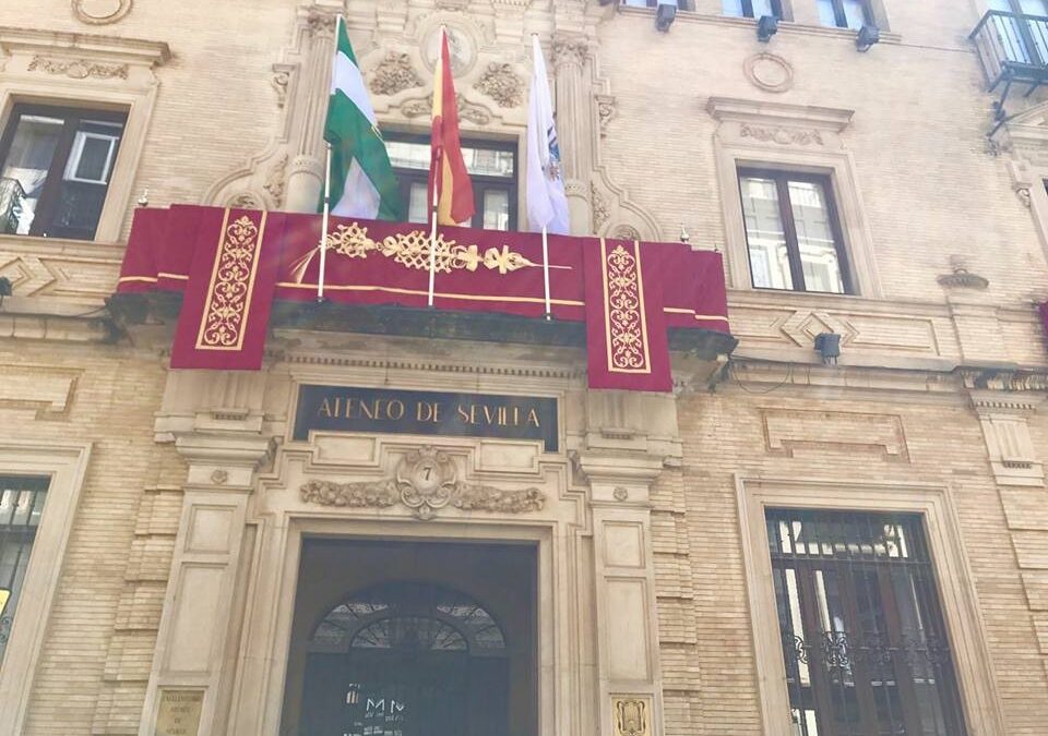 El Ateneo estrena nuevos reposteros y colgaduras en sus balcones para Semana Santa