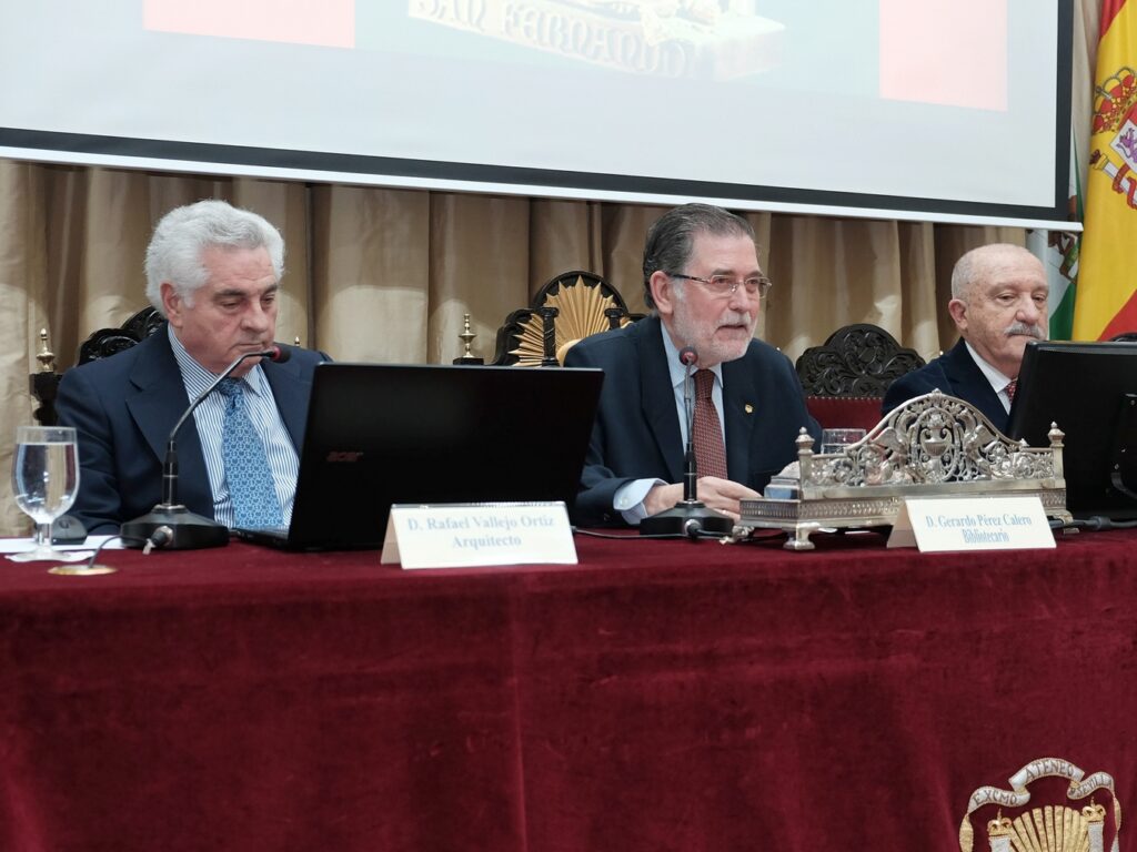 El ponente Rafael Vallejo, junto al Catedrático Gerardo Pérez Calero y al presentador del conferenciante, el artista y profesor Juan Antonio Huguet Pretel