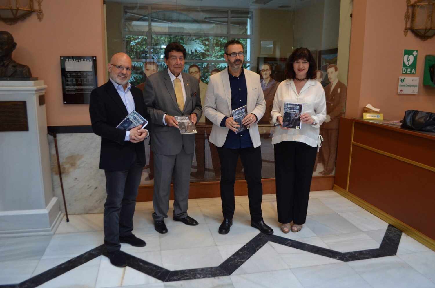 Jesús Vigorra, periodista; Ángel Núñez, Tesorero del Ateneo; Luis Miguel Fuentes, autor del libro; Pilar González, ex Secretaria General del PA