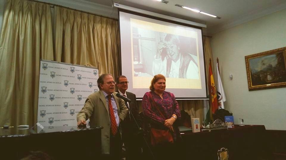 El Presidente del Ateneo, Alberto Máximo Pérez Calero; el Presidente de la Sección de Literatura del Ateneo, José Vallecillo López, y la Presidenta de Centro Unesco en Sevilla, Charo García Molina