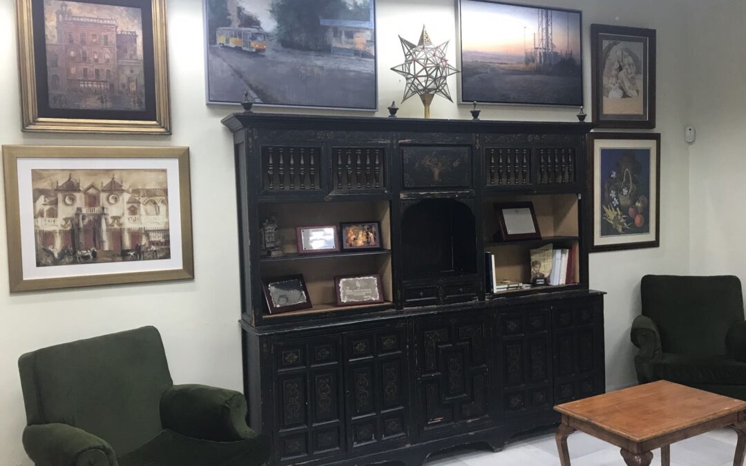 La sala de tertulia y lectura de prensa del Ateneo ha sido redecorada recientemente con un mueble que en su día fue pintado por el reconocido artista Gustavo Bacarisas
