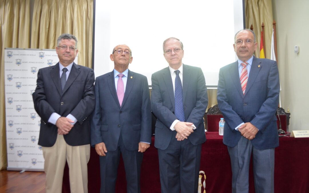 El Doctor Sánchez Gil, que ha estado 40 años dedicado en Sevilla a la cirugía de la enfermedad inflamatoria intestinal, ofreció una conferencia en el Ateneo