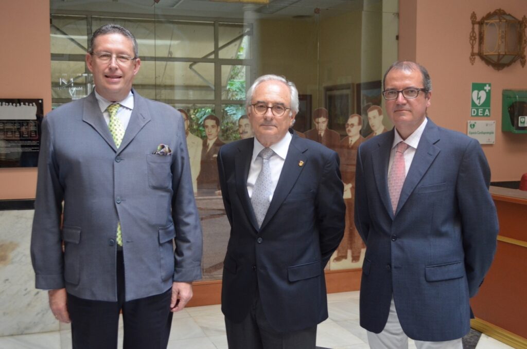 Jorge Urrutia, entre Miguel Cruz y José Vallecillo anoche en el Ateneo