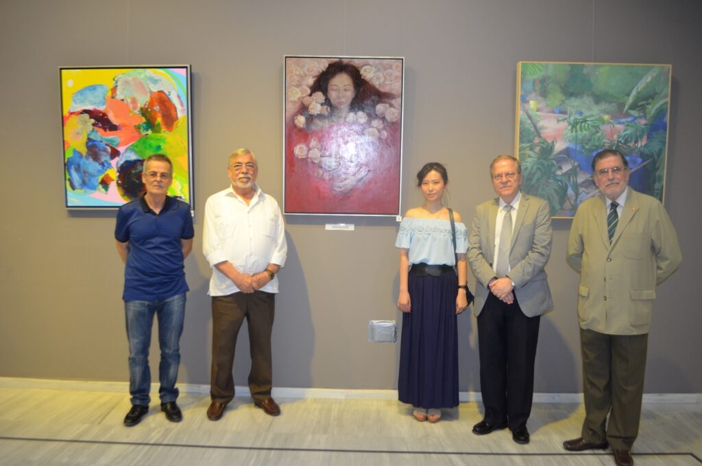 La ganadora, Yi Chin Pan, posa junto a su obra