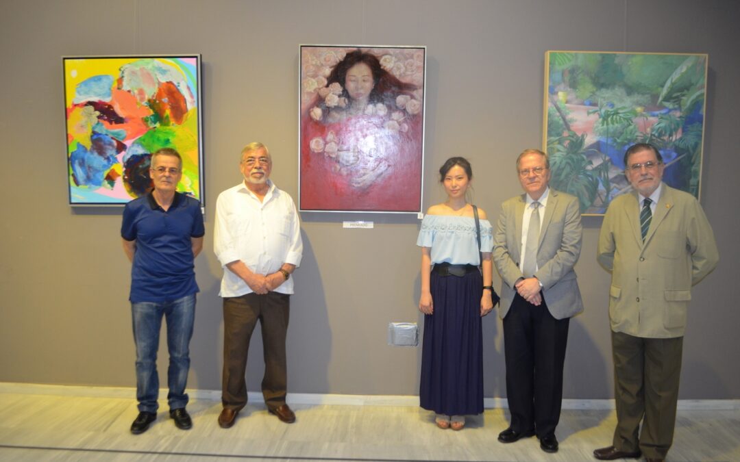 Inaugurada la exposición con las obras finalistas del Certamen de Pintura Ateneo de Sevilla, donde la autora taiwanesa Yi Chin Pan ha ganado con su obra «El sueño de Hela»