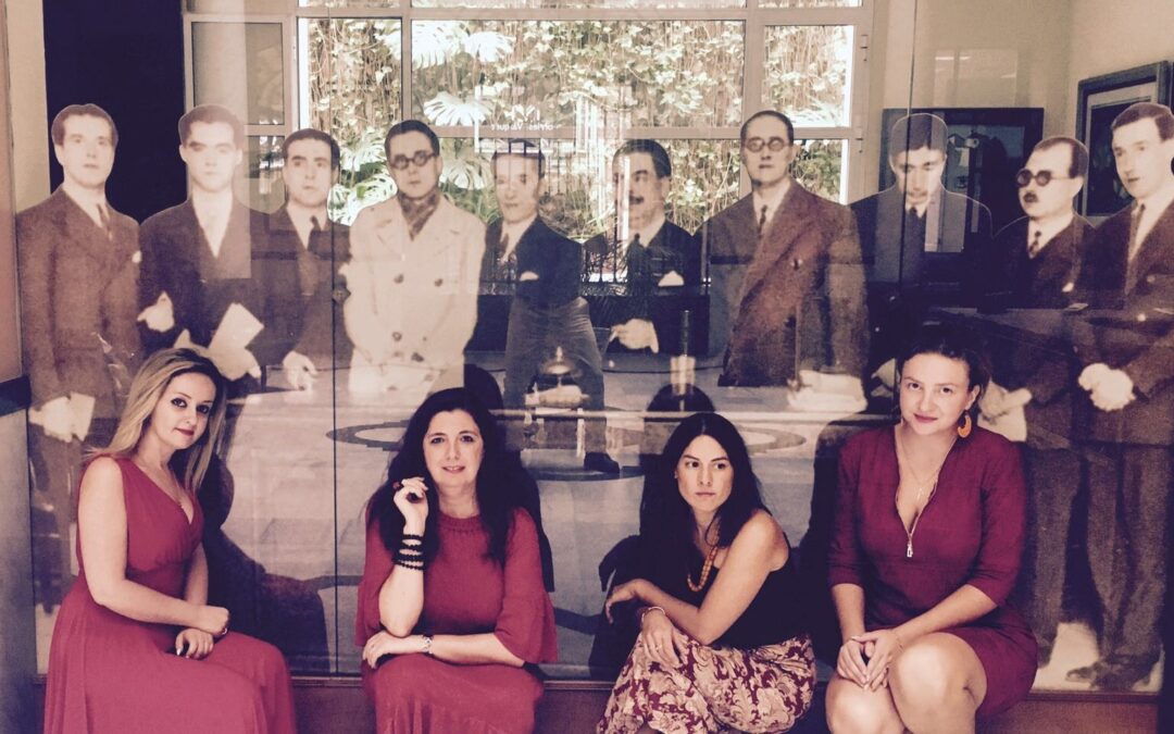 Un grupo de alumnas estudiosas de Literatura Española y artistas ha visitado junto a su Profesora la famosa fotografía de la Generación del 27