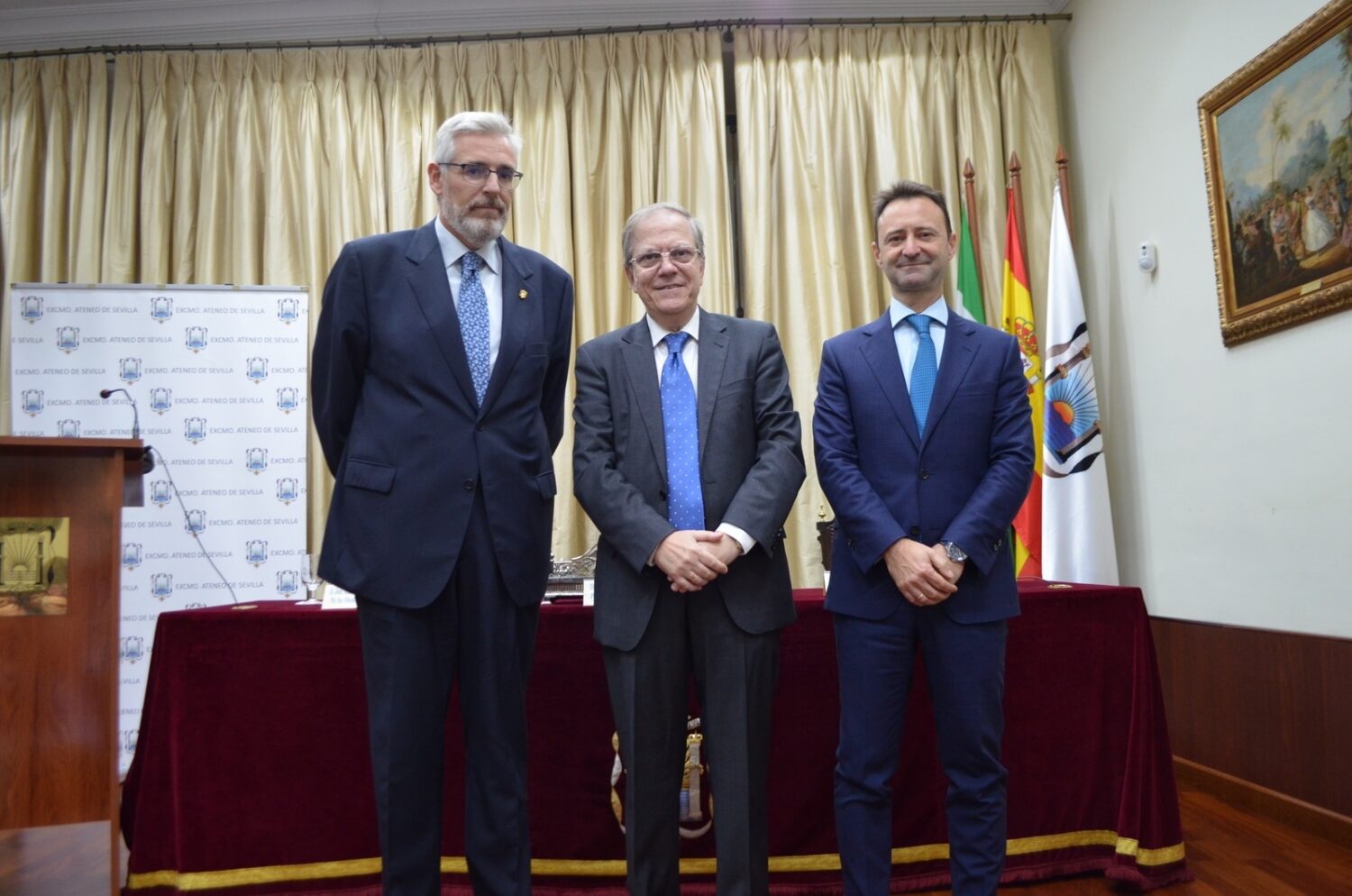 El Abogado y Directivo D. José Manuel García-Quílez Gómez, el Presidente del Ateneo D. Alberto Máximo Pérez Calero y el presentador D. Ricardo Astorga Morano
