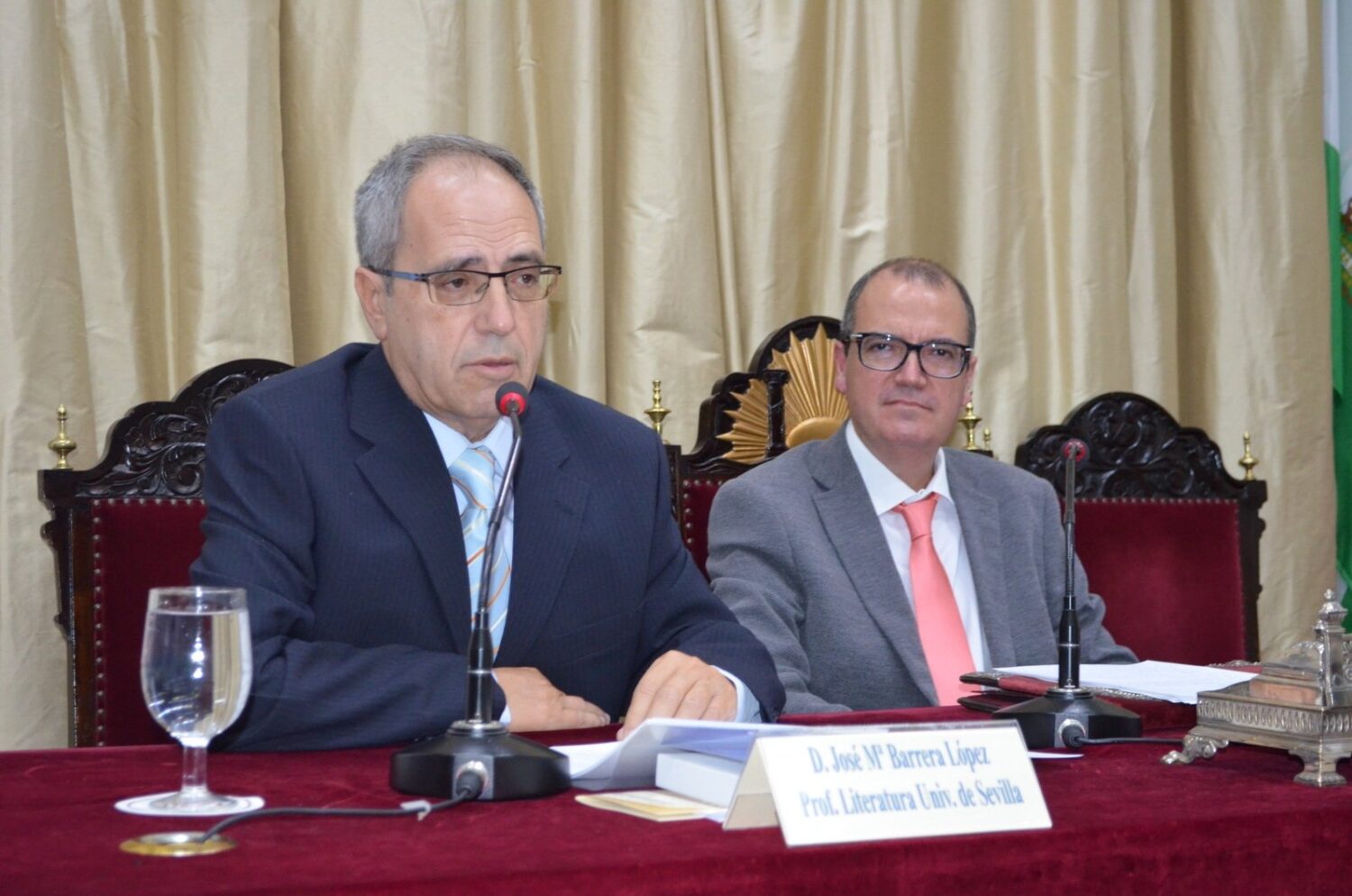 D. José María Barrera López y D. José Vallecillo durante la conferencia