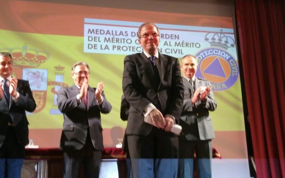 El Presidente del Ateneo recibe la Medalla al Mérito de Protección Civil por la labor de la Cabalgata