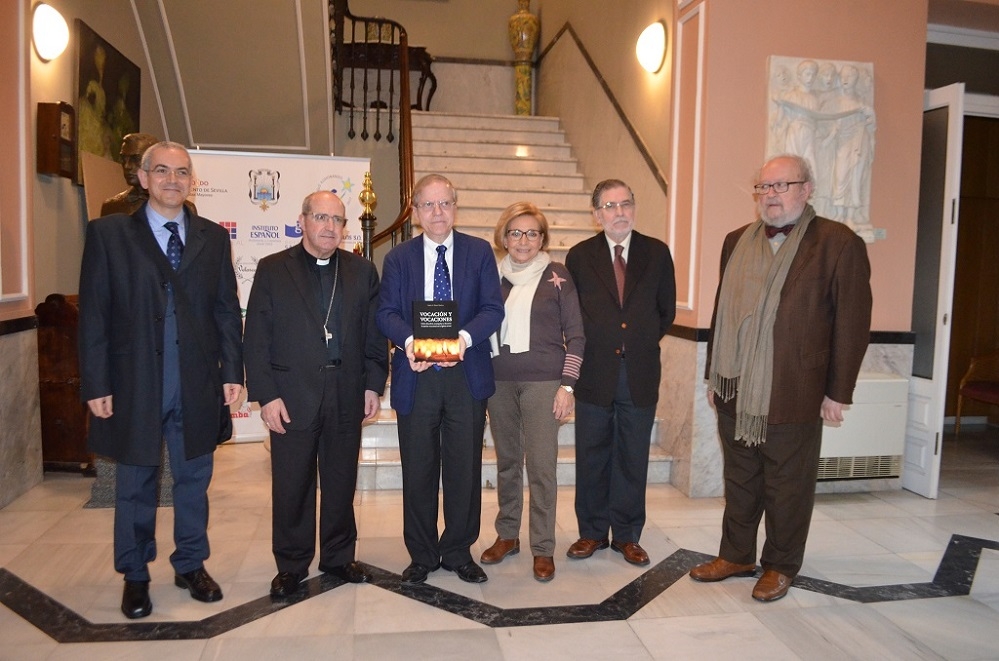 De izquierda a derecha: Jorge J. Reyes Macías, autor del libro y sacerdote salesiano; Monseñor Santiago Gómez Sierra, Obispo Auxiliar de Sevilla; Alberto Máximo Pérez Calero, Presidente del Ateneo; Milagrosa Díaz Gálvez, Directiva del Ateneo; Gerardo Pére