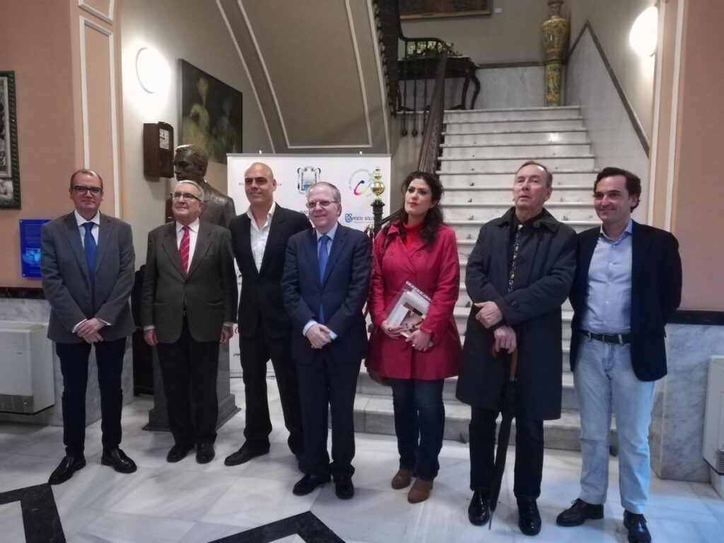 DE IZQUIERDA A DERECHA: JOSÉ VALLECILLO LÓPEZ, VOCAL DE LITERATURA DEL ATENEO; ROGELIO REYES CANO, CATEDRÁTICO EMÉRITO DE LA U.S.; JULIO DE LA ROSA, HIJO DEL HOMENAJEADO; ALBERTO MÁXIMO PÉREZ CALERO, PRESIDENTE DEL ATENEO; EVA DÍAZ PÉREZ, ESCRITORA Y PERI