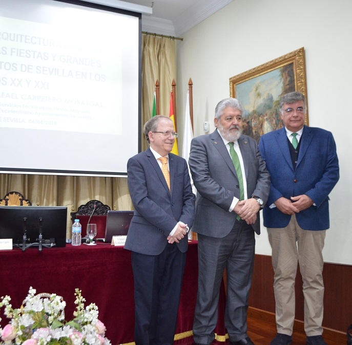 DE IZQUIERDA A DERECHA ALBERTO MÁXIMO PÉREZ CALERO, PRESIDENTE DEL ATENEO; RAFAEL CARRETERO MORAGAS, CONFERENCIANTE Y JUAN CARLOS CRESPO DE LA ROSA, PRESENTADOR