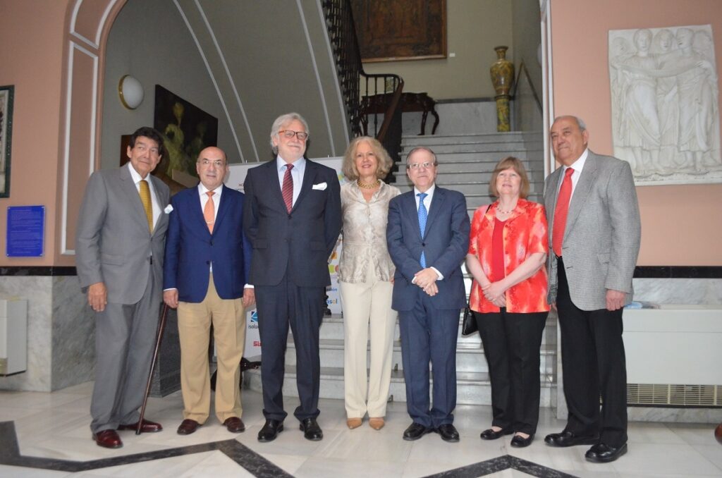 El Duque de Medina Sidonia, D. Leoncio Alonso González de Gregorio Álvarez de Toledo, y su esposa, Pamela García, junto al Presidente del Ateneo, Alberto Máximo Pérez Calero; directivos de la entidad y asistentes a la conferencia