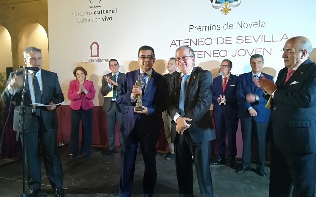 El escritor y periodista Francisco Robles gana el Premio de Novela Ateneo de Sevilla en su Cincuenta Aniversario