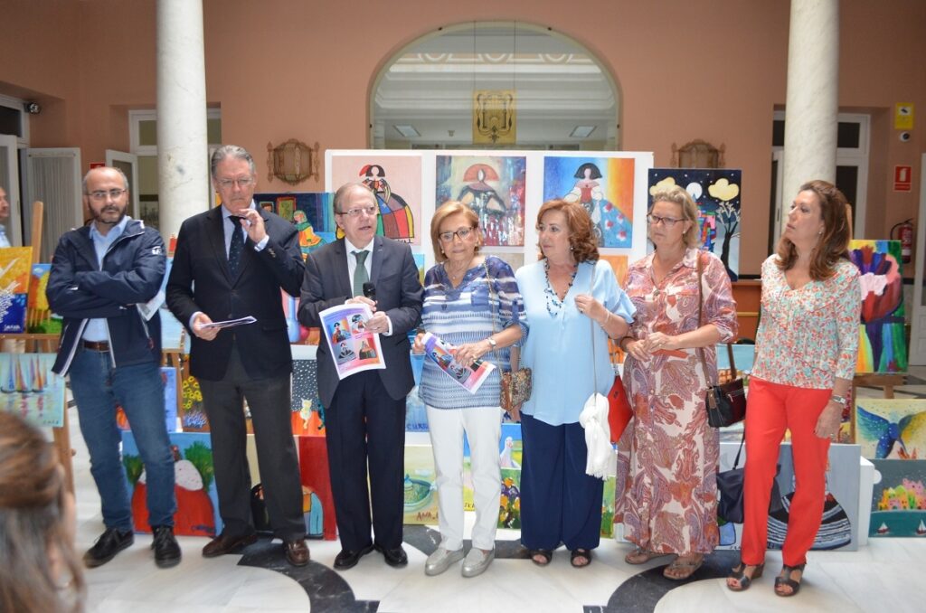 DE IZQUIERDA A DERECHA: Florentino González, Presidente de Asedown Sevilla; Ignacio Valdúerteles, Hermano Mayor de La Soledad; Alberto Máximo Pérez Calero, Presidente del Ateneo; Mila Díaz Gálvez, Vocal de Acción Social del Ateneo; Marina Adcerias, María