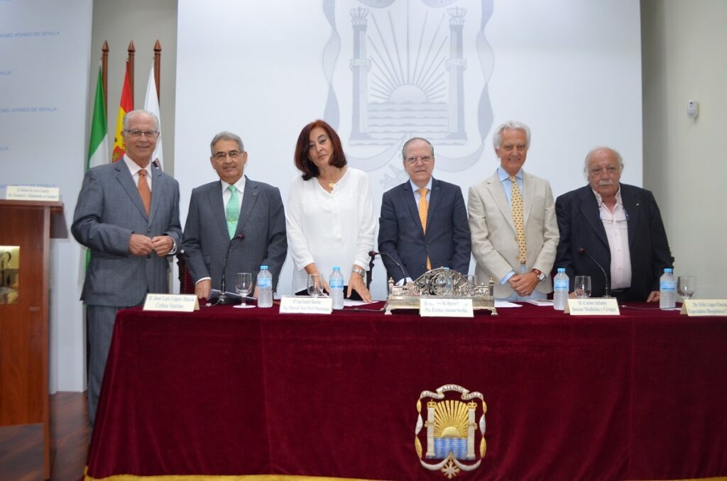 DE IZQUIERDA A DERECHA: RAFAEL DE LARA GARCÍA, CONFERENCIANTE; JOSÉ LUIS LÓPEZ MARÍN, CRÍTICO TAURINO; ANA ISABEL MORENO, PRESIDENTA DE LA PLAZA  DE TOROS DE LA REAL MAESTRANZA; CARLOS INFANTE, DOCTOR EN MEDICINA Y CIRUGÍA Y FÉLIX LÓPEZ ELORZA, ESPECIALIS