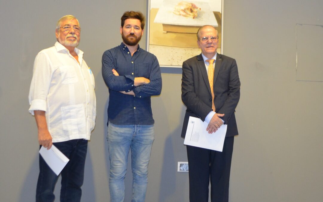 Inaugurada la exposición de las obras seleccionadas en el Certamen de Pintura Ateneo de Sevilla 20018, donde el autor  Antonio Lara Luque ha ganado con su obra «Pollo sobre mármol»