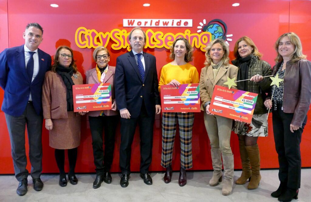 Un momento de la entrega del cheque al Ateneo de Sevilla junto a otras entidades