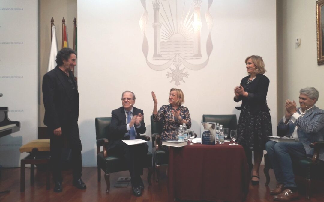 Nieves Herrero presentó en el Ateneo su obra ‘Esos días azules’