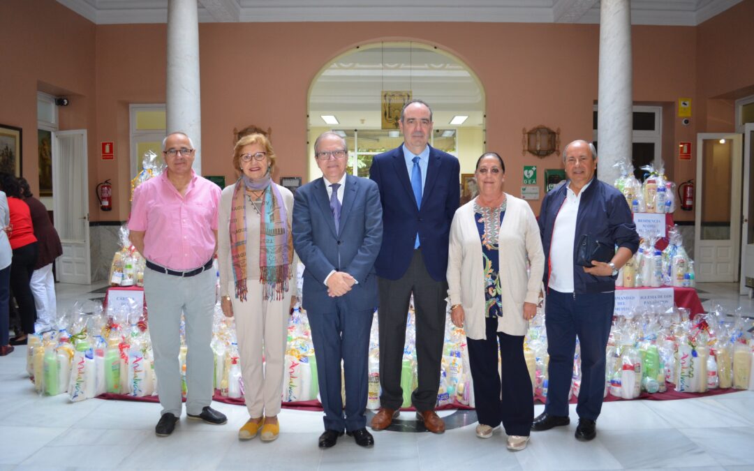 El Ateneo, a través de su Acción Social, entrega productos de primera necesidad a familias en riesgo de exclusión social gracias a Instituto Español