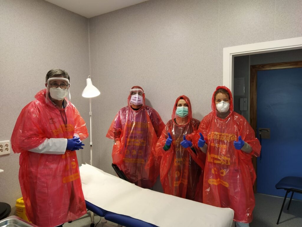 El Dr. De la Rúa, jefe de servicio de Oftalmología del Hospital Universitario V. Macarena, con su equipo