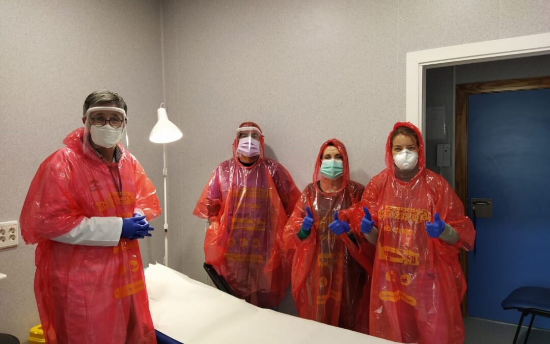 El Ateneo de Sevilla y City Sightseeing se unen para donar 20.000 impermeables a hospitales y centros sociales contra la COVID-19