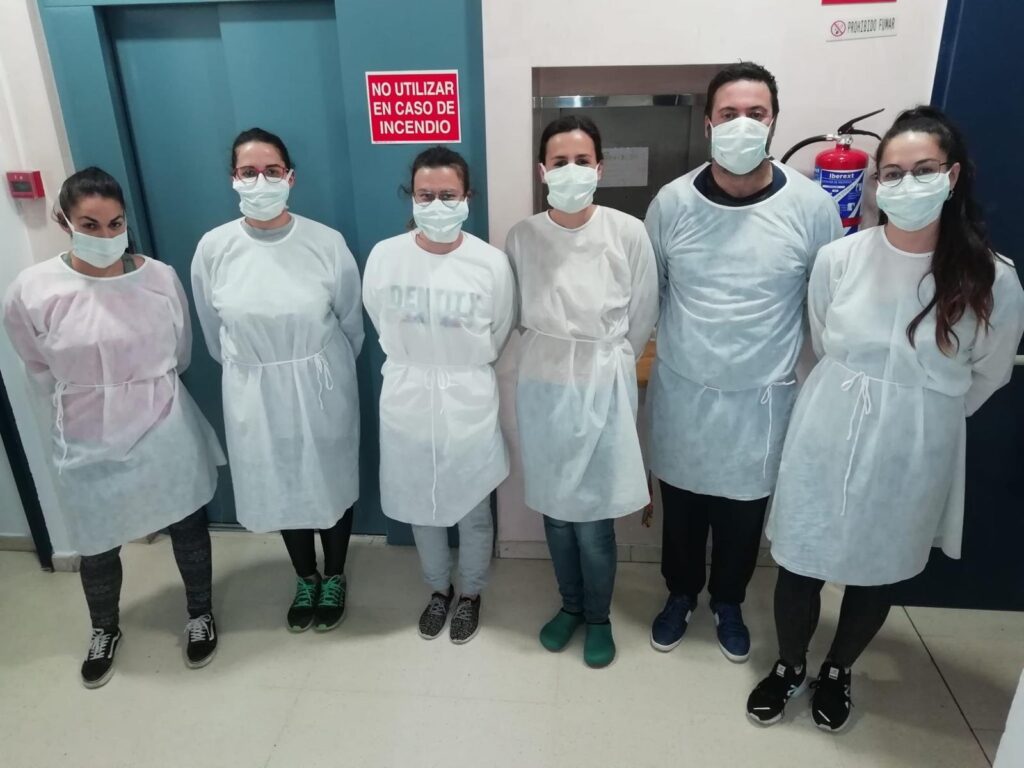 El personal del centro de acogida Toribio Velasco lleva las batas y mascarillas donadas por el Ateneo de Sevilla