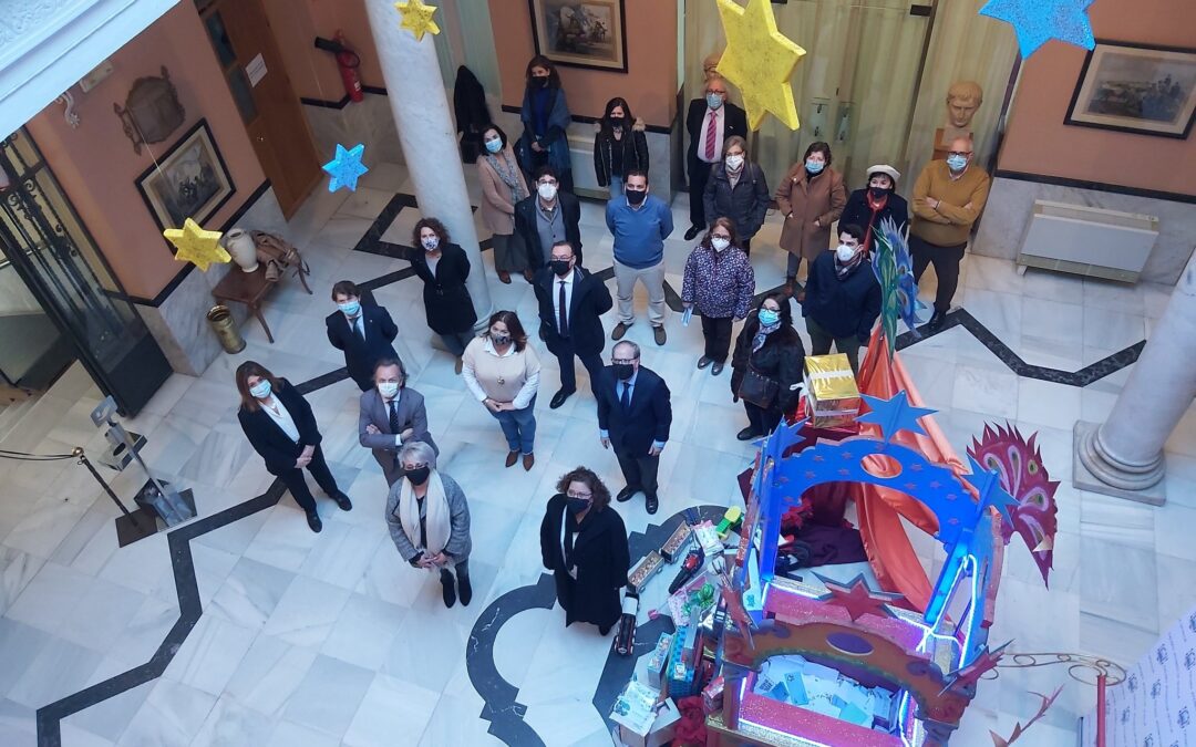 El grupo de empleados de El Corte Inglés dona cientos de juguetes a la Acción Social del Ateneo