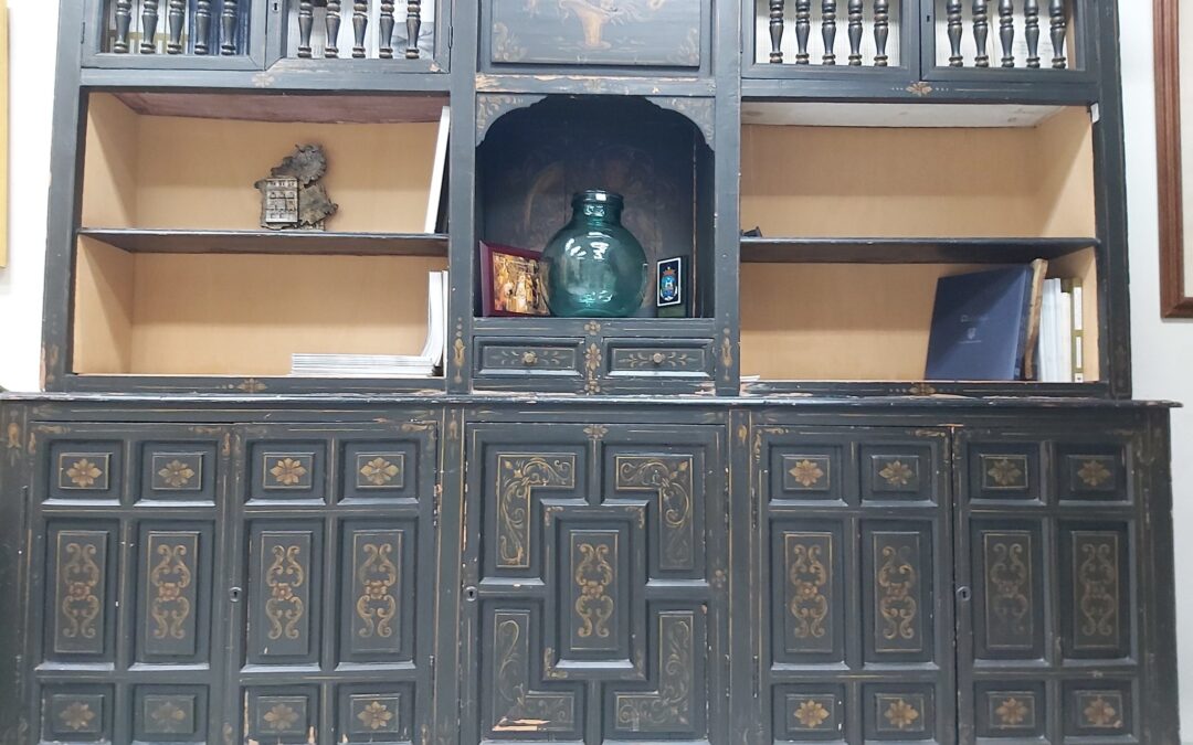 La sala de tertulia y lectura de prensa del Ateneo cuenta con un mueble que en su día fue pintado por el reconocido artista Gustavo Bacarisas. Texto de G. P. Calero