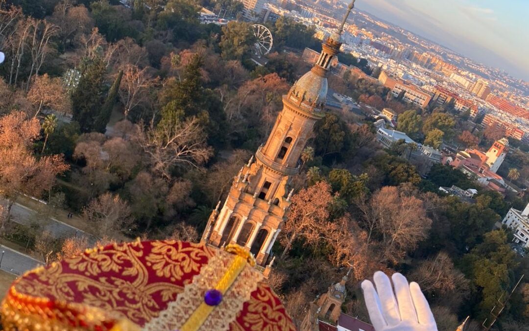 Los Reyes Magos y la Estrella de la Ilusión han llegado a Sevilla en globo aerostático. Galería de imágenes