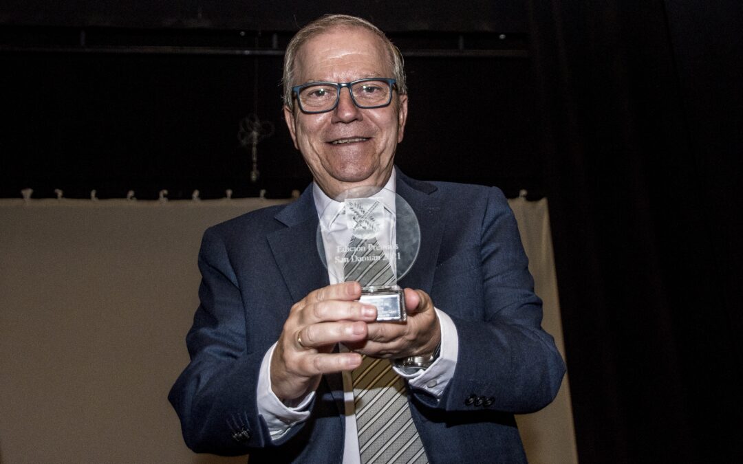 D. ALBERTO MÁXIMO PÉREZ CALERO RECIBE EL PREMIO MÉDICO-SANITARIO SAN DAMIÁN