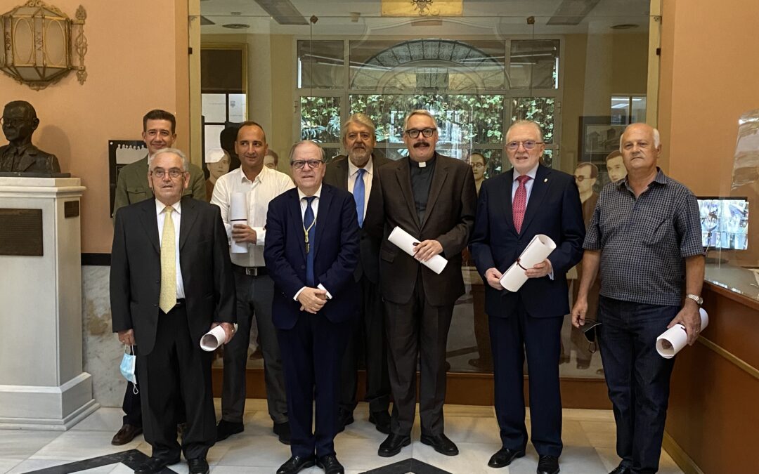 ENTREGA DE PERGAMINOS A LOS SOCIOS QUE CUMPLIERON 25 AÑOS DE SOCIO