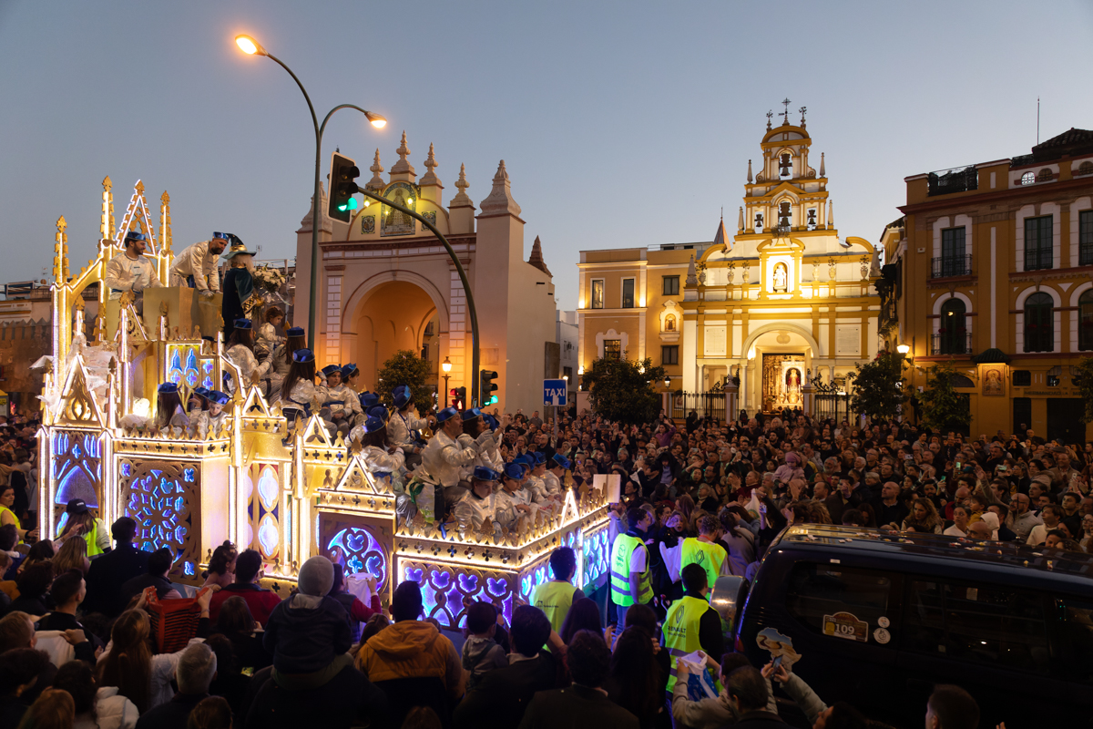 Ateneo de Sevilla on X: Nuestra caseta de #FeriadeAbril18 ya está  preparada para la noche del pescaíto. Nuestro Director Artístico  #JesúsCorral @mjzambruno y su equipo han llevado a cabo el montaje y