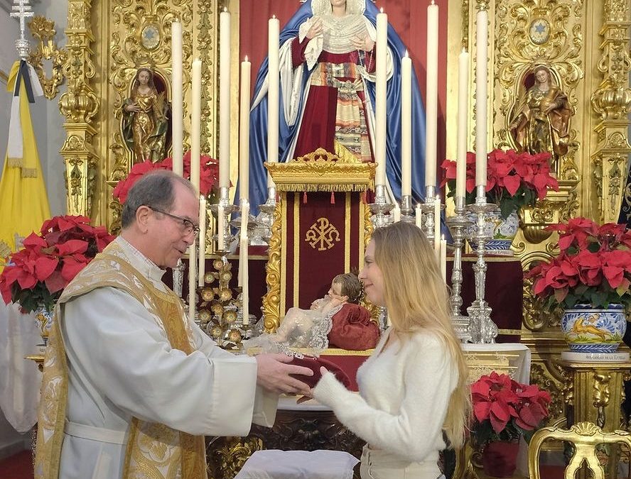 Entrega de la tiara a la Estrella de la Ilusión de la próxima Cabalgata de Reyes Magos 2023