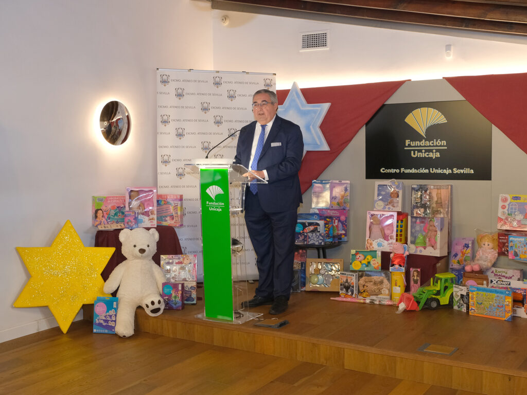 Entrega de juguetes en la Fundación Unicaja