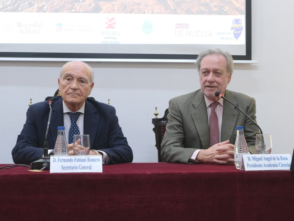 El secretario general del Ateneo de Sevilla D. Fernando Fabiani y el presidente de la Real Academia de la Ciencia, Miguel Ángel de la Rosa