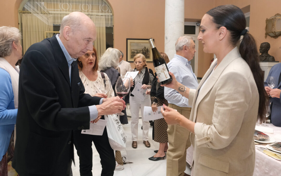 Cata dinamizada de vinos con los socios del Ateneo de Sevilla